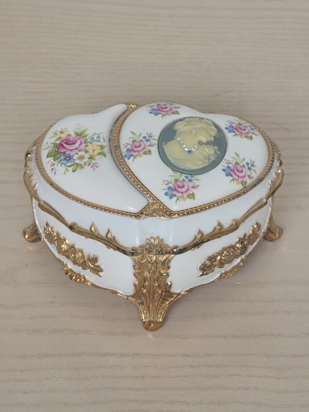 Vtg. San Francisco Music Box Double Heart Phantom of the Opera Cameo Music Box